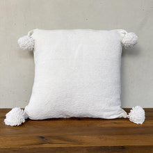 Lade das Bild in den Galerie-Viewer, Handgewebte Bommel-Kissen in Weiß aus Marrakesch

