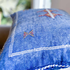 Sabra-Kissen in Blau handbestickt aus Marrakech im Ibiza-Look