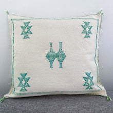 Load image into Gallery viewer, Handgewebtes Kissen aus Marokko in Weiß mit grüner und türkisfarbener Stickereien
