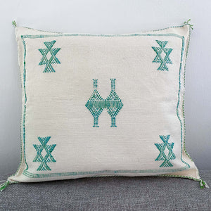 Handgewebtes Kissen aus Marokko in Weiß mit grüner und türkisfarbener Stickereien