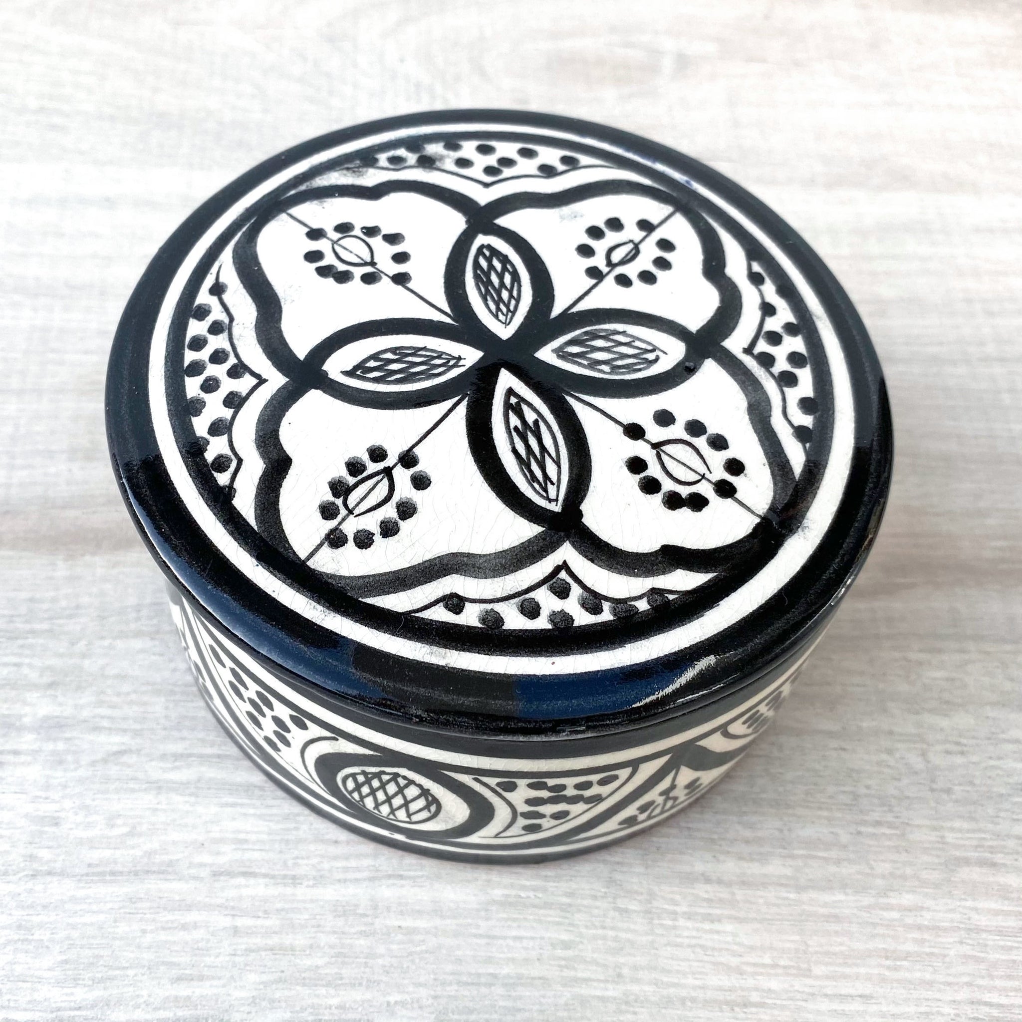 Handbemalte Keramik-Dose mit Deckel in Schwarz-Weiß – Artibelle