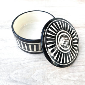 Handgetöpferte Keramikdose mit Deckel aus Marokko mit schwarz-weisser Bemalung im Boho-Design