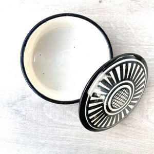 Schwarz-weisse handbemalte Keramikdose aus Safi