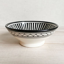 Load image into Gallery viewer, Eine handbemalte schwarz-weiße Schale mit Streifen, die auf einem Tisch steht 
