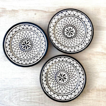 Load image into Gallery viewer, Drei handbemalte Teller im schwarz-weiß Look aus Marokko stehen auf einem Tisch
