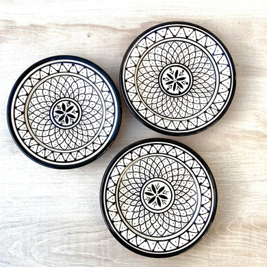 Drei handbemalte Teller im schwarz-weiß Look aus Marokko stehen auf einem Tisch