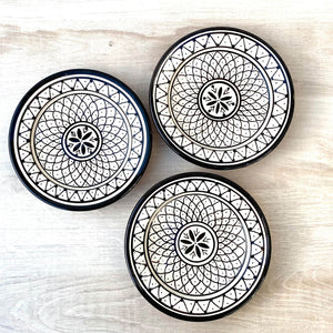 Drei handbemalte Teller im schwarz-weiß Look aus Marokko stehen auf einem Tisch
