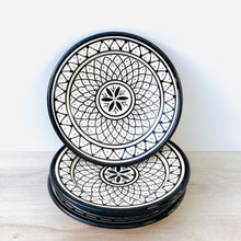 Load image into Gallery viewer, Ein Stapel auf marokkanischen Tellern mit schwarz-weißer Bemalung 
