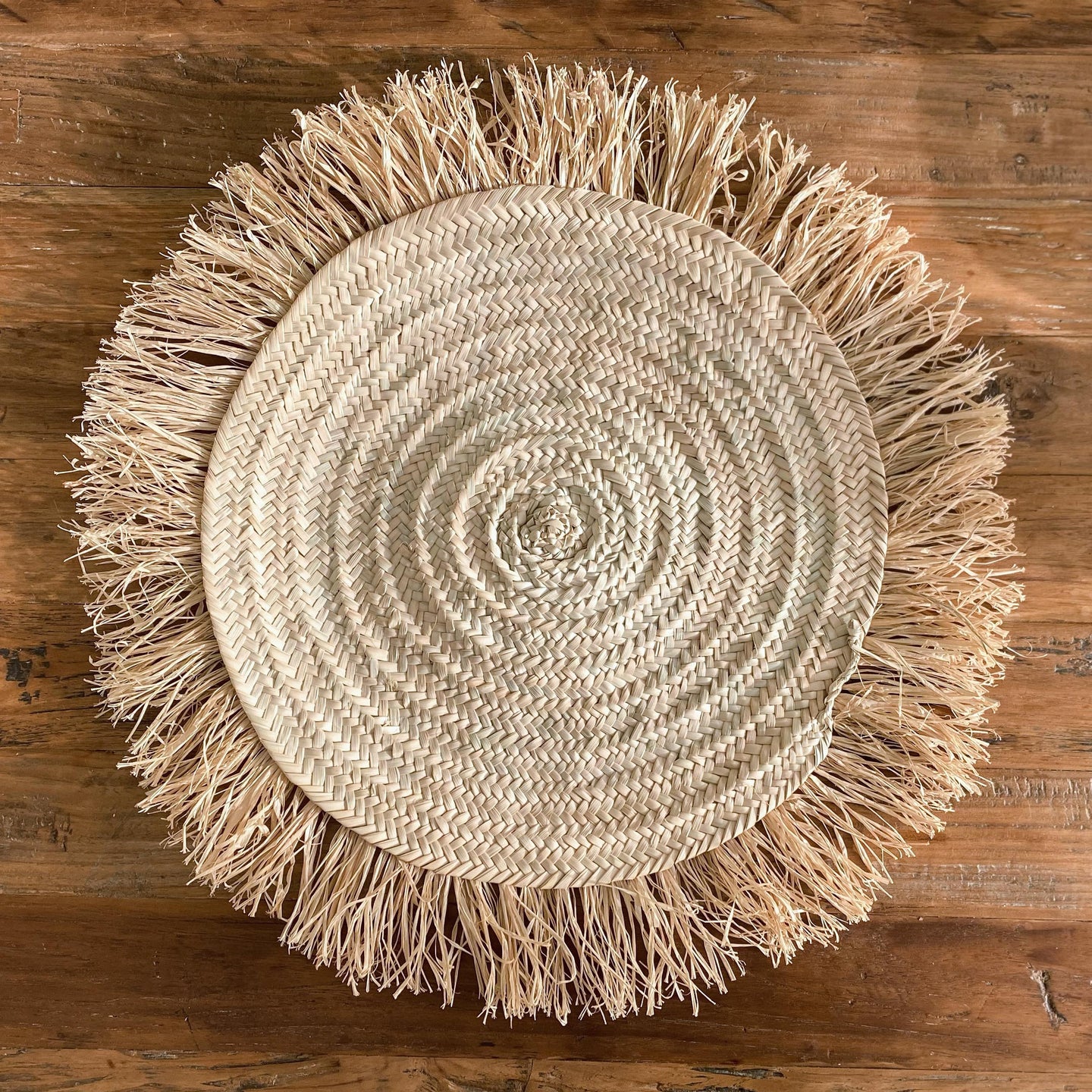 Raffia placemat with fringes