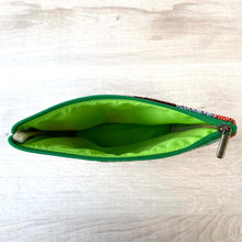 Lade das Bild in den Galerie-Viewer, Kariertes Vintage-Berber-Taeschchen aus Marokko mit grünem Zipper
