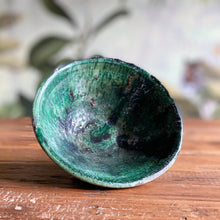 Load image into Gallery viewer, Eine marokkanische handgearbeitete grüne Keramik-Schale steht auf Vintage-Holztisch
