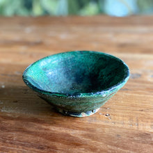 Lade das Bild in den Galerie-Viewer, Eine marokkanische handgearbeitete grüne Keramik-Schale steht auf Vintage-Holztisch
