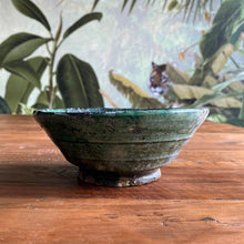 Lade das Bild in den Galerie-Viewer, Eine marokkanische handgearbeitete grüne Keramik-Schale steht auf Vintage-Holztisch
