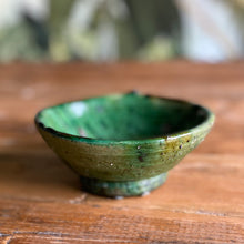 Load image into Gallery viewer, Eine marokkanische handgearbeitete grüne Keramik-Schale steht auf Vintage-Holztisch 

