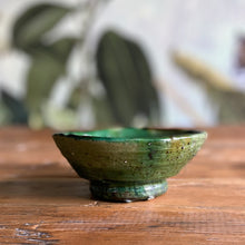 Lade das Bild in den Galerie-Viewer, Eine marokkanische handgearbeitete grüne Keramik-Schale steht auf Vintage-Holztisch 
