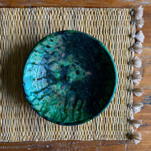 Load image into Gallery viewer, Ein grüner Keramik-Teller aus Tamgroute steht auf einem Seegras-Platzdeckchen
