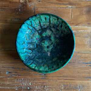 Grüne Keramik  aus Marokko auf einem Holztisch im Vintagelook