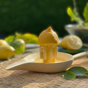 Das Auspressen von Zitronen funktioniert mit der handgefertigten Zitruspresse hervorragend 