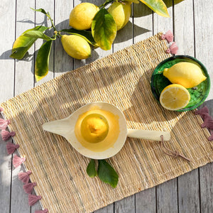 Zitronenpresse aus Zitronenholz steht auf einem Tisch