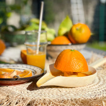 Lade das Bild in den Galerie-Viewer, Zitruspresse mit Orangen und einem Glas frisch gepresstem Orangensaft auf Tisch im Ibizastyle
