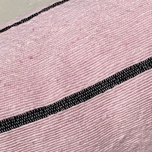 Detailaufnahme eines handgewebten Kissen mit Streifen